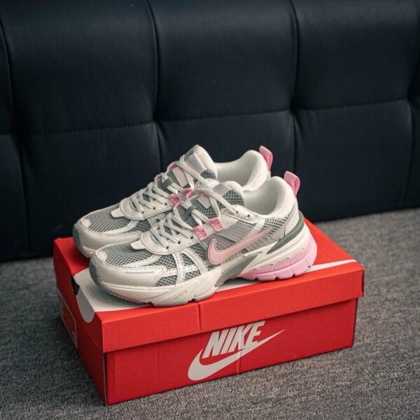 Tênis NIKE V2K Run Branco com Rosa