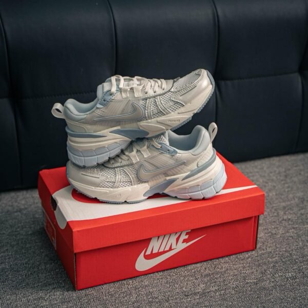 Tênis NIKE V2K Run Azul com Cinza