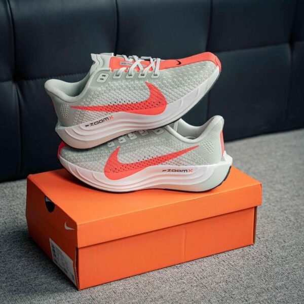 Tênis Nike Air Zoom Pegasus Cinza com Laranja Neon